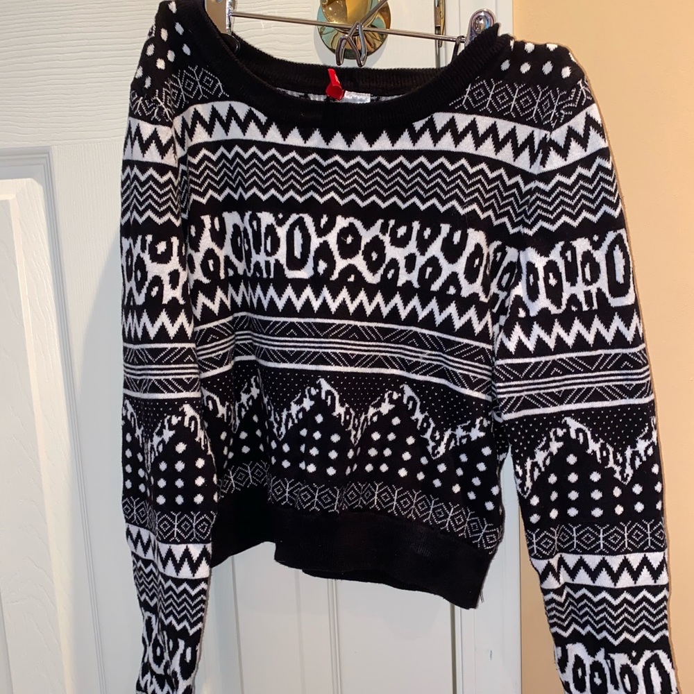 Black and white patterned sweater 🤩